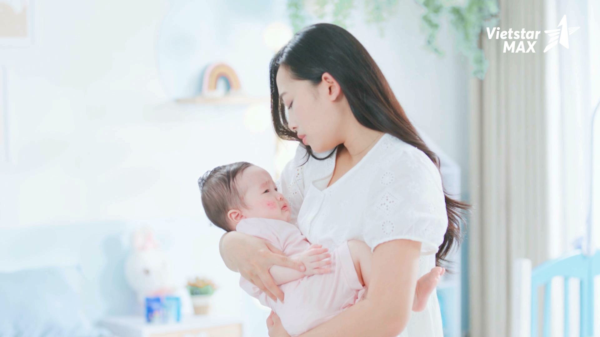 hoa hau do my linh trong tvc quang cao kutieskin